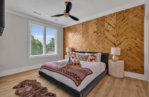 Berry Hill House | Bass - Private Rooftop - 8 mins to Broadway