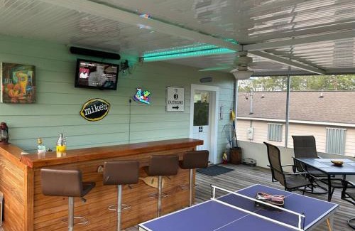 Shoreline Park House | Bay Breeze Bliss-Hot Tub, Bar and Canal 5mi to Beach