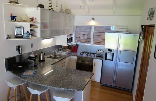Russell House | Bay of Islands Beachfront - All Tide Swimming, Kayaks, WiFi - Tapeka del Mar