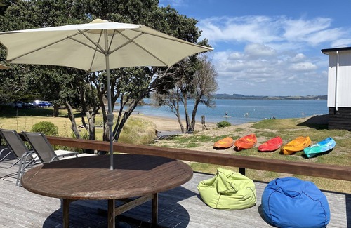 Russell House | Bay of Islands Beachfront - All Tide Swimming, Kayaks, WiFi - Tapeka del Mar