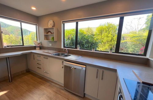Waikawa Bay House | Bay View Bach - Waikawa Home Away From Home