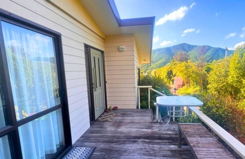 Waikawa Bay House | Bay View Bach - Waikawa Home Away From Home