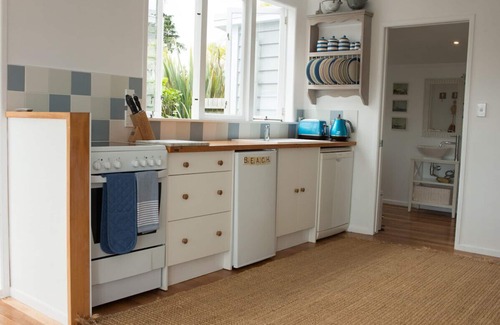Raglan Cottage | Bay View Beach House - Raglan Holiday Home