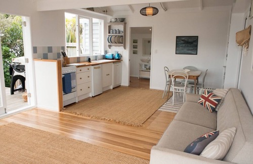Raglan Cottage | Bay View Beach House - Raglan Holiday Home