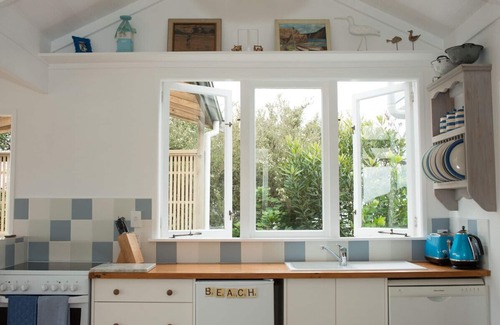 Raglan Cottage | Bay View Beach House - Raglan Holiday Home