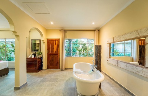 Victoria Falls Cabin | Bayete Guest Lodge