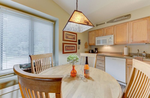 Acme Condo | ๐๏ธ Bayfront Escape @ The Shores | Traverse Bay Views | Moments to the Beach