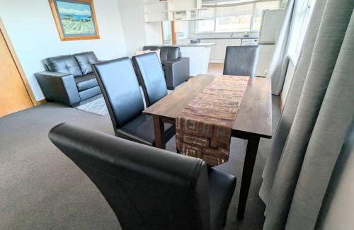 Glebe Apartment | Bayley 2 - Walk to city from 2 bedroom apartment with city and mountain views