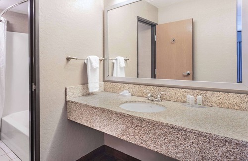 Brooklyn Center Hotel | Baymont by Wyndham Brooklyn Center