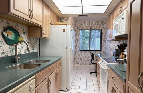 Englewood Condo | Bayside 2BR – Walk-Out Patio by Heated Pool
