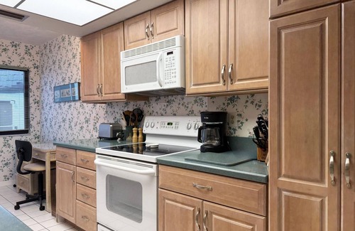 Englewood Condo | Bayside 2BR – Walk-Out Patio by Heated Pool