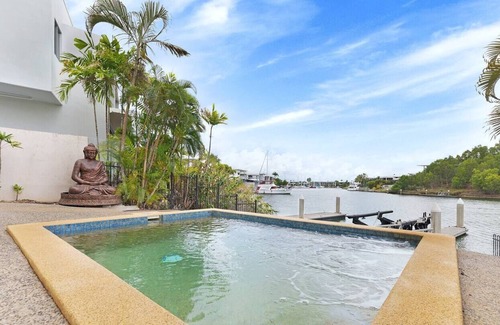 Bayview House | Bayview Bonita Alfresco Living by the Pool