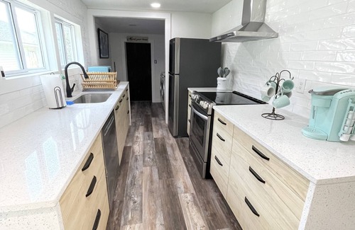 Ono Island House | Bayview Cheerful Cottage-4 min from the beach! Pet friendly!