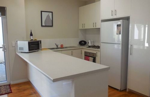 Innaloo Villa | Beach and shops at Karrinyup close to Perth