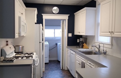 North End House | Beach Block, Pet Friendly, Big Open Porch! Now booking for 2025