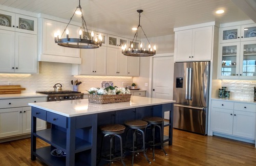 Riverside House | BEACH BREEZE-STUNNING LAKEFRONT HOME-170' Sand Beach-Porch-Deck-Firepit-Ensuite