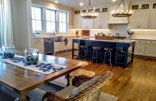 Riverside House | BEACH BREEZE-STUNNING LAKEFRONT HOME-170' Sand Beach-Porch-Deck-Firepit-Ensuite