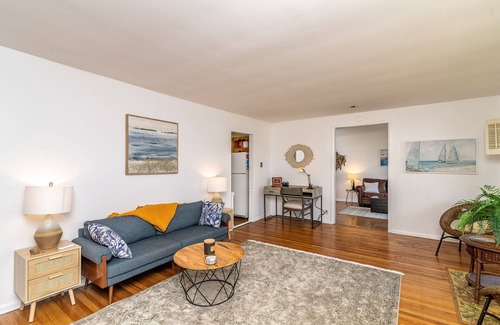 Ventnor City House | Beach Bungalow w/Waterfront View. Short Walk to Shops, Restaurants and Beaches