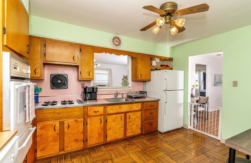 Ventnor City House | Beach Bungalow w/Waterfront View. Short Walk to Shops, Restaurants and Beaches