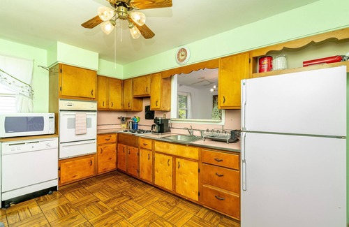 Ventnor City House | Beach Bungalow w/Waterfront View. Short Walk to Shops, Restaurants and Beaches