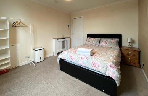 Levenmouth Apartment | Beach & City Access - 2 Floors, Full Kitchen, Free Parking