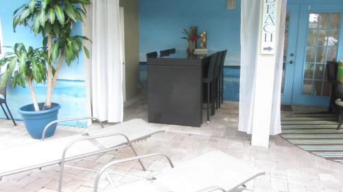 Sarasota Apartment | Beach Cottage with heated pool just off Siesta Key