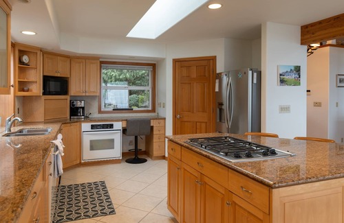 Kingston House | Beach Cove: 3 Bdrm, 2 Bath with Beach Access