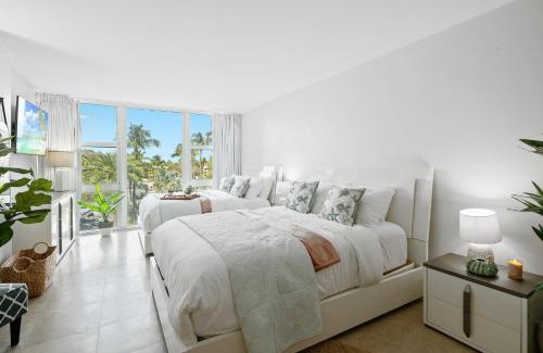 Galt Mile Apartment | Beach Front 2 Bed Condo - Pool & Tiki Bar