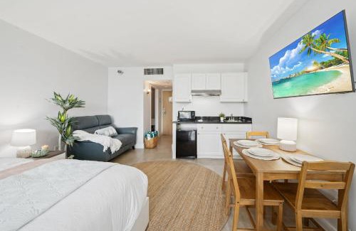 Galt Mile Apartment | Beach Front 2 Bed Condo - Pool & Tiki Bar