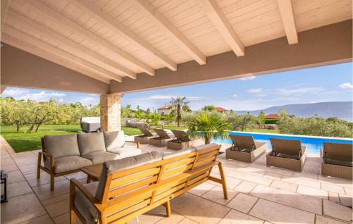 Milohnici House | Beach Front Home In Linardici