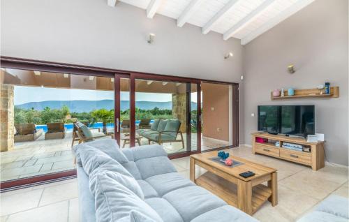 Milohnici House | Beach Front Home In Linardici