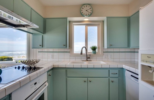 Waldport House | Beach Front Panoramic Vistas! Miles of Sandy Beach! Hot Tub! Dog Friendly!