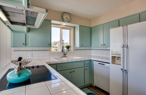 Waldport House | Beach Front Panoramic Vistas! Miles of Sandy Beach! Hot Tub! Dog Friendly!