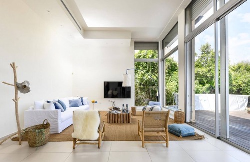 Herzliya Pituach Villa | Beach Front Villa with pool and views