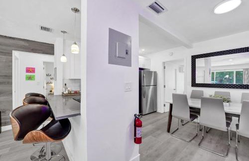 Hallandale Beach House | Beach House 2 King Beds BBQ Game RM 65 & 55 TV