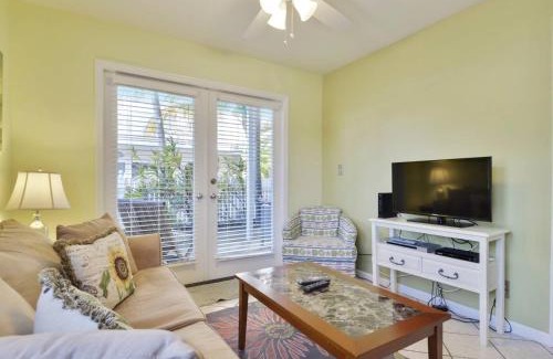 Truman Annex House | Beach House Condo by AvantStay Communal Pool Gated Community Great Location Week Long Stays
