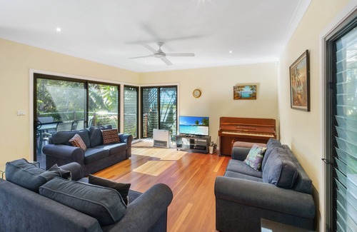 Valla Beach House | BEACH HOUSE Getaway - 5 minutes walk to the Beach!