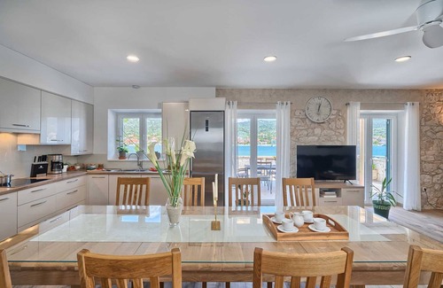 Vinisce Villa | Beach House Joy - charming waterfront villa with a heated pool for 8 guests