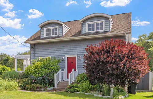 Snug Harbor House | Beach House Near East Matunuck State Beach