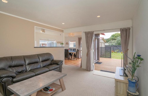 Whangamata House | Beach House on Hetherington - Whangamata Home