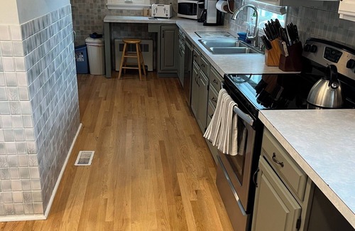 Sandwich House | Beach House w/Roof Deck, outdoor shower, firepit & AC!