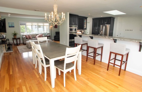 Easton's Point House | Beach house walking distance to Second Beach