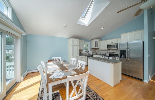 Bonnet Shores House | Beach House with Deck - Walk to Bonnet Shores/Kelly BeachnMulti-Week Discount
