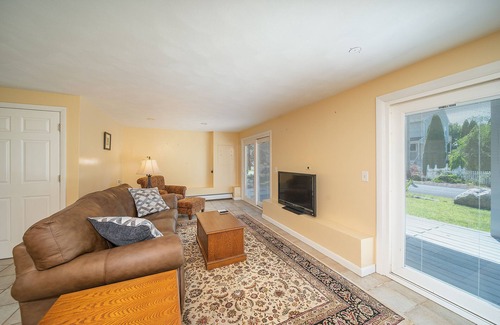 Bonnet Shores House | Beach House with Deck - Walk to Bonnet Shores/Kelly BeachnMulti-Week Discount