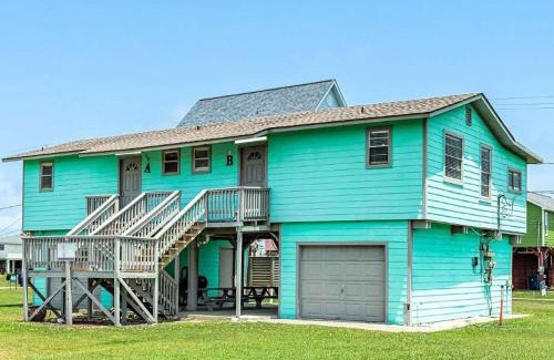 Surfside Beach House | Beach Hut - Half Duplex Just a Few Blocks to Sand Shore and Jetty Park