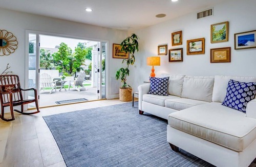 Hill Section House | Beach Pool House Retreat