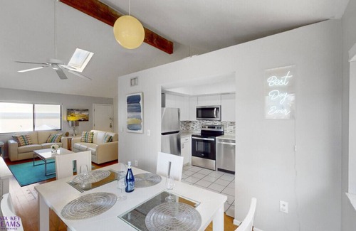 Siesta Key Village Ski Chalet | Beach Rd, 300ft to Beach Access & 500ft to Siesta Key Village, 2bdr