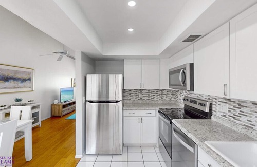 Siesta Key Village Ski Chalet | Beach Rd, 300ft to Beach Access & 500ft to Siesta Key Village, 2bdr