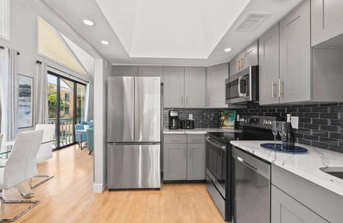 Siesta Key Village Ski Chalet | Beach Rd, 300ft to Beach Access & 500ft to Siesta Key Village, 2bdr