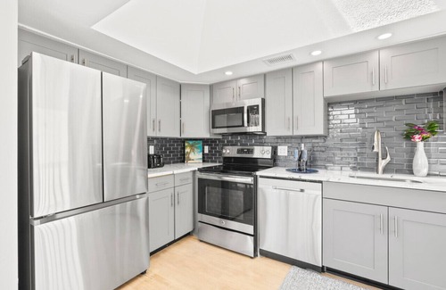 Siesta Key Village Ski Chalet | Beach Rd, 300ft to Beach Access & 500ft to Siesta Key Village, 2bdr